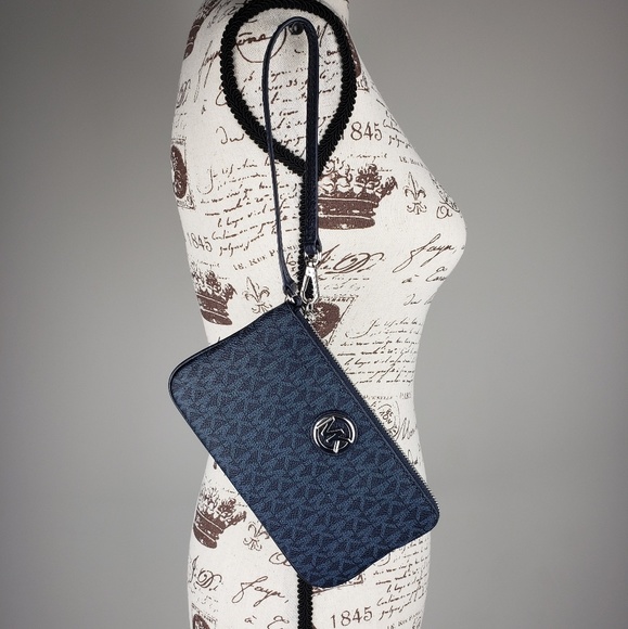 Michael Kors Handbags - 💕LAST ONE💕 Michael Kors Large Fulton Wristlet